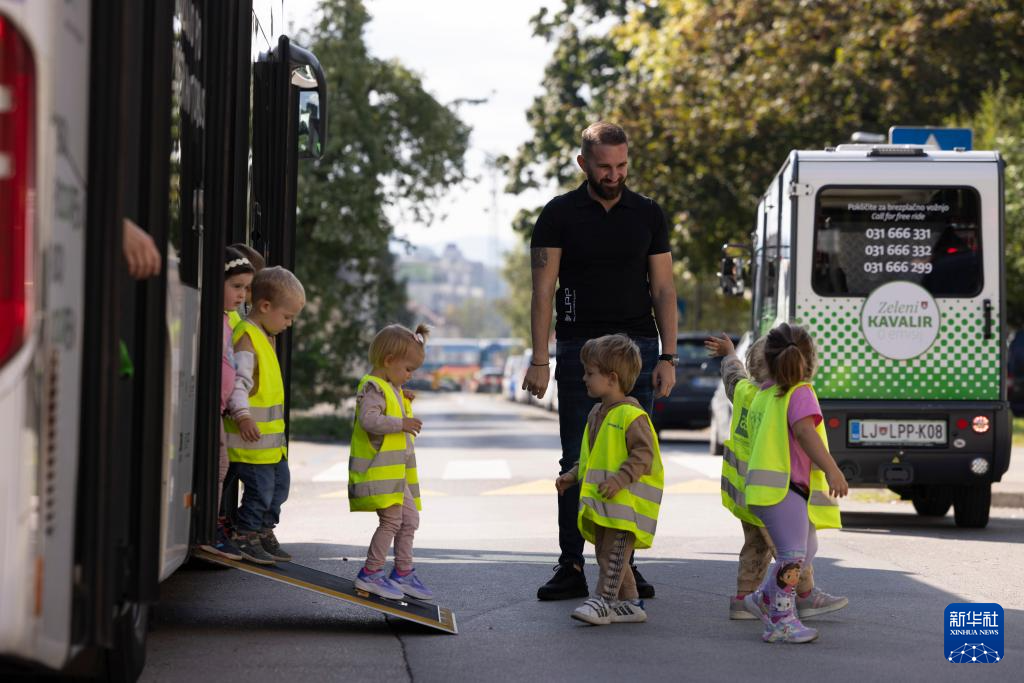 9月22日，在斯洛文尼亞盧布爾雅那“世界無車日”活動中，孩子們學習乘坐公共交通工具所需掌握的各項知識。新華社發(fā)（澤利科·斯特凡尼奇攝）