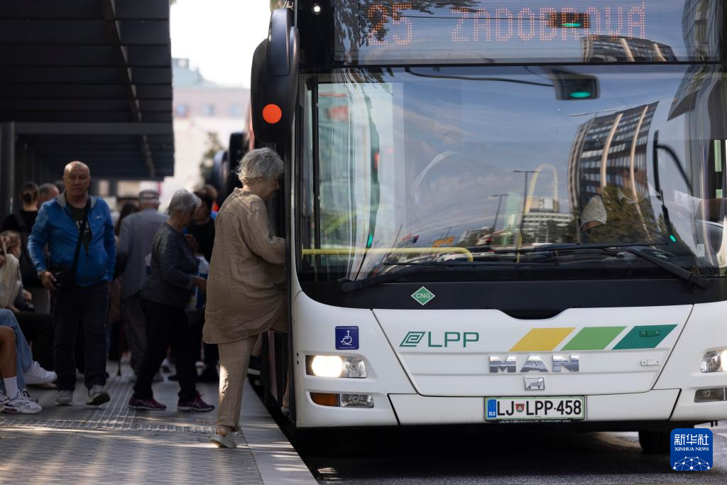 9月22日，在斯洛文尼亞盧布爾雅那“世界無車日”活動(dòng)中，人們乘坐公共交通工具出行。新華社發(fā)（澤利科·斯特凡尼奇攝）