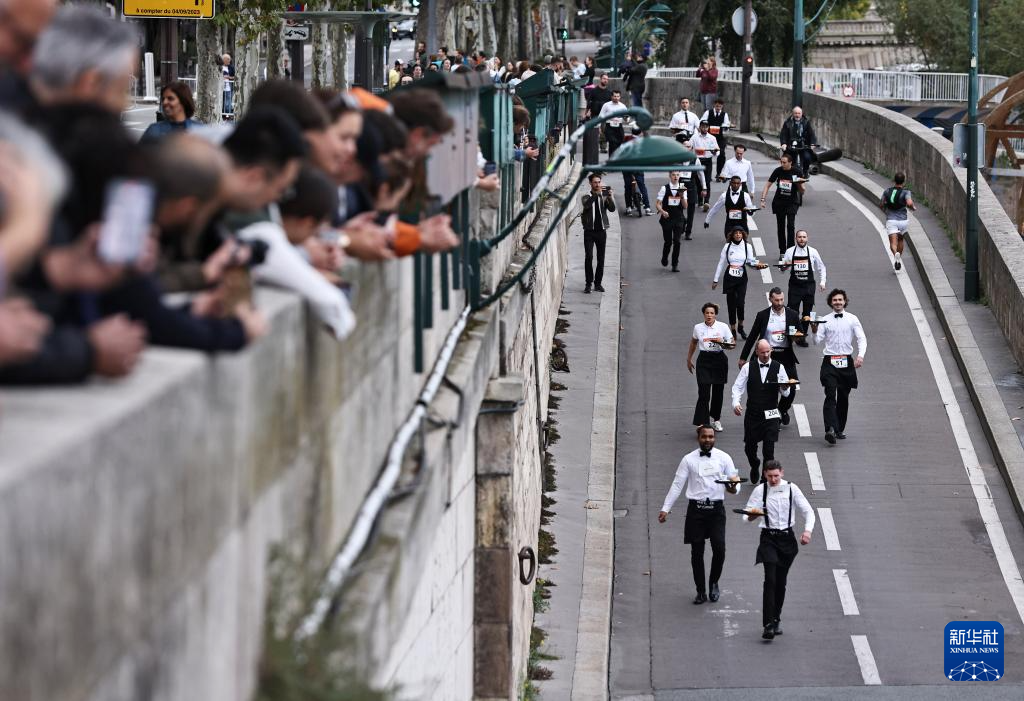 9月21日，參賽者在法國巴黎參加服務員賽跑。新華社記者 高靜 攝