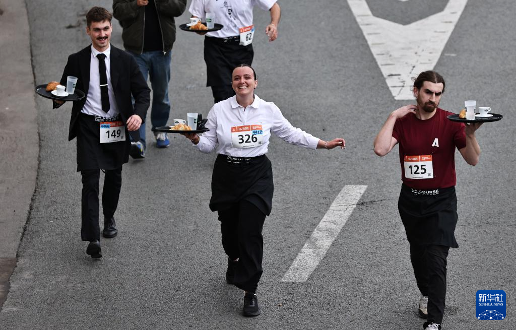 9月21日，參賽者在法國巴黎參加服務(wù)員賽跑。新華社記者 高靜 攝