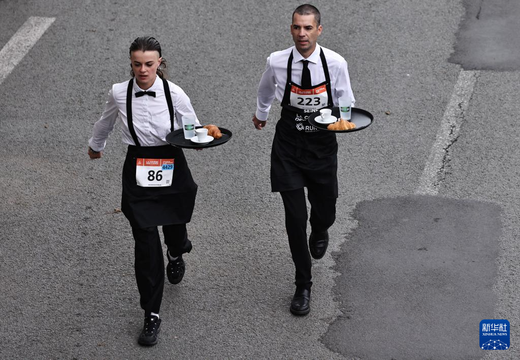 9月21日，參賽者在法國巴黎參加服務(wù)員賽跑。新華社記者 高靜 攝