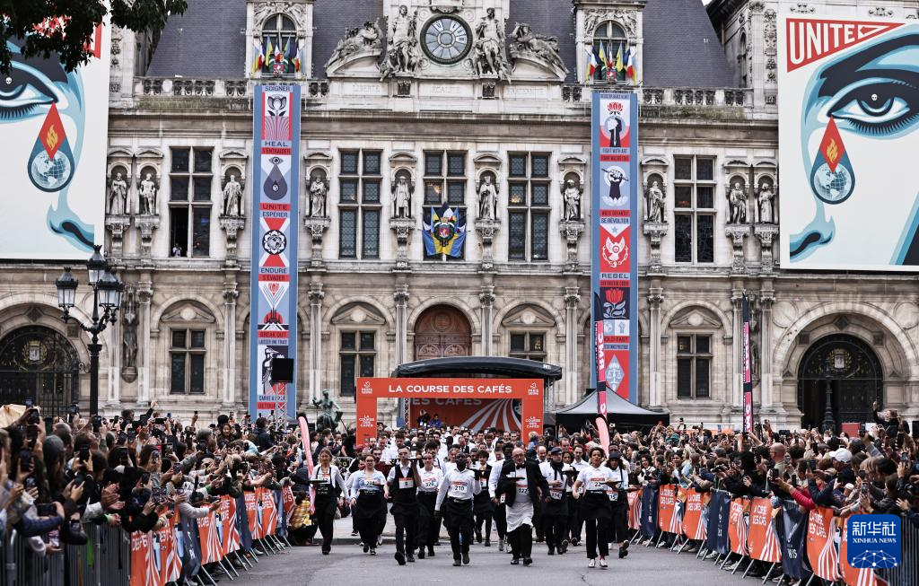 9月21日,在法國(guó)巴黎市政廳前,人們參加服務(wù)員賽跑。新華社記者 高靜 攝