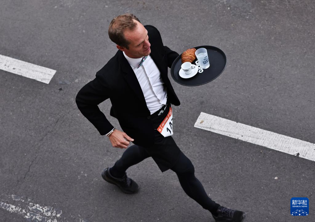 9月21日，參賽者在法國巴黎參加服務(wù)員賽跑。新華社記者 高靜 攝