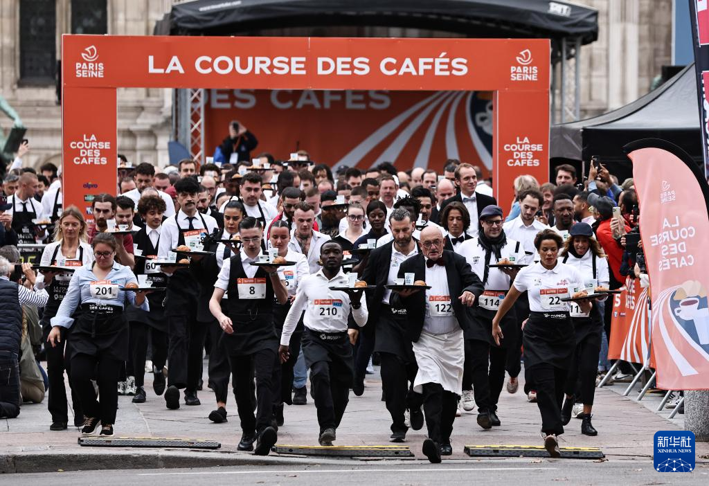 9月21日，在法國巴黎市政廳前，人們參加服務員賽跑。新華社記者 高靜 攝