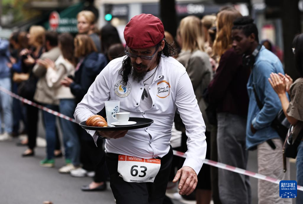 9月21日,參賽者在法國(guó)巴黎參加服務(wù)員賽跑。新華社記者 高靜 攝