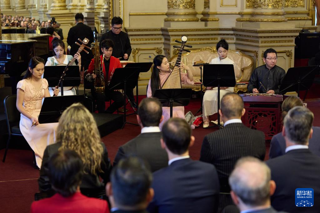 9月22日，中國(guó)民樂專場(chǎng)演出在阿根廷首都布宜諾斯艾利斯的科隆劇院舉行。新華社記者孟鼎博攝