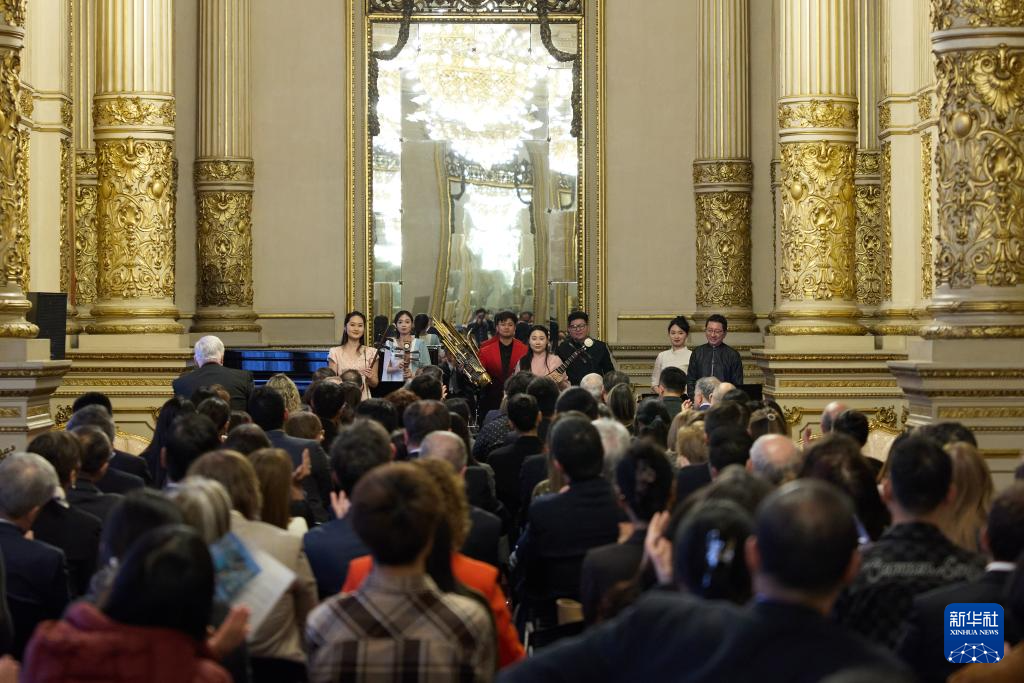 9月22日，中國(guó)民樂(lè)專場(chǎng)演出在阿根廷首都布宜諾斯艾利斯的科隆劇院舉行。新華社記者孟鼎博攝