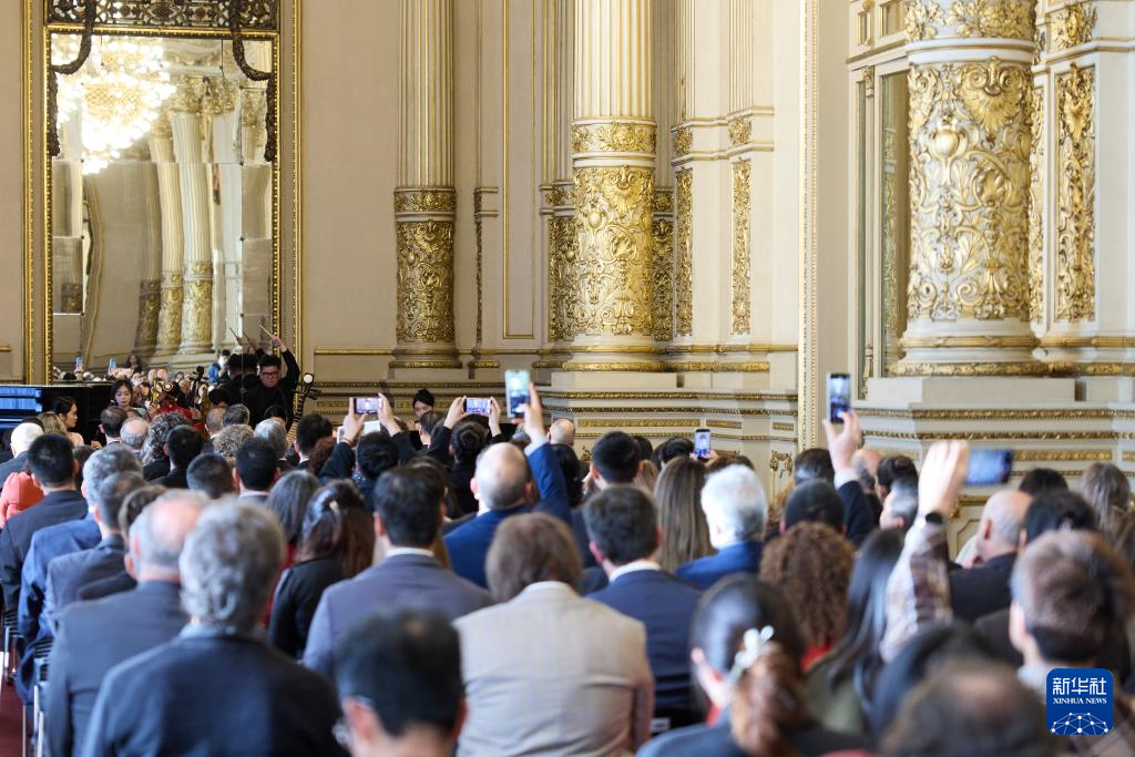 9月22日，中國(guó)民樂(lè)專(zhuān)場(chǎng)演出在阿根廷首都布宜諾斯艾利斯的科隆劇院舉行。新華社記者孟鼎博攝