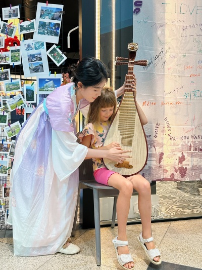 支隊(duì)成員在捷克路演活動中教學(xué)琵琶。林源攝