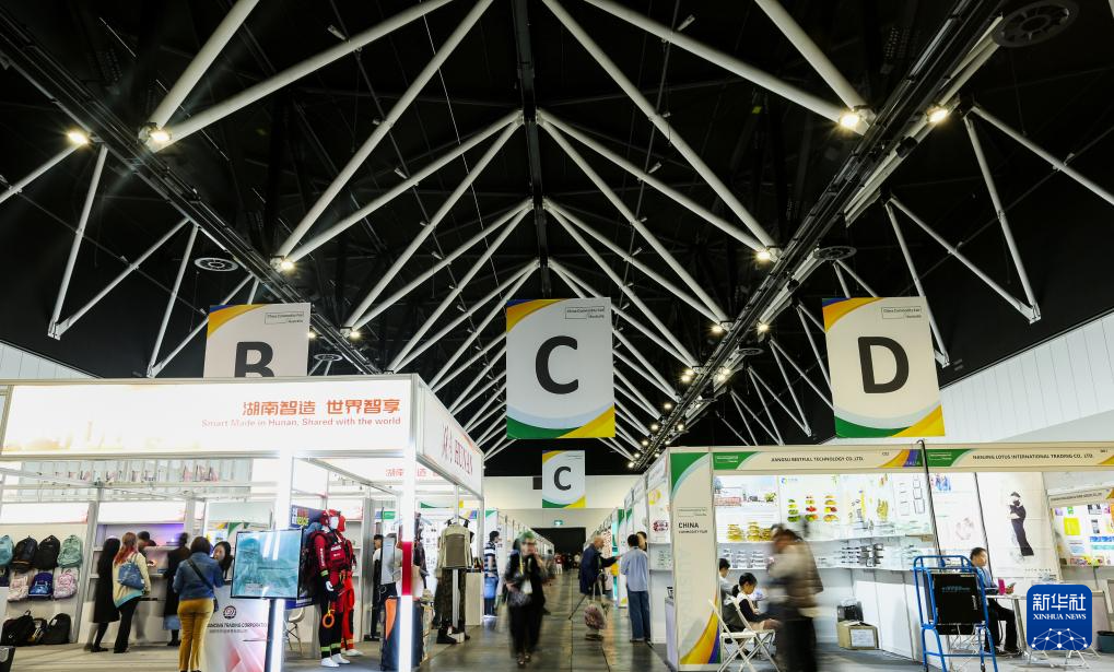 9月25日，在澳大利亞悉尼，人們?cè)诘诙弥袊?guó)消費(fèi)品（澳大利亞）品牌展上參觀。新華社記者 馬平 攝