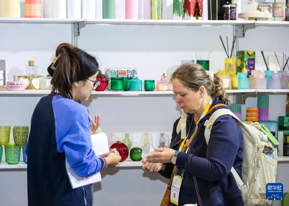 9月25日，在澳大利亞悉尼，一名參會(huì)者（右）在第二屆中國(guó)消費(fèi)品（澳大利亞）品牌展上咨詢商品。新華社記者 馬平 攝