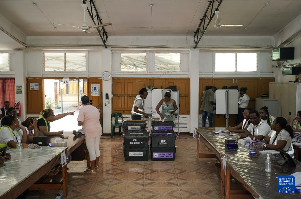 9月25日，選民在塞舌爾首都維多利亞的一處投票站投票。新華社記者 韓旭 攝