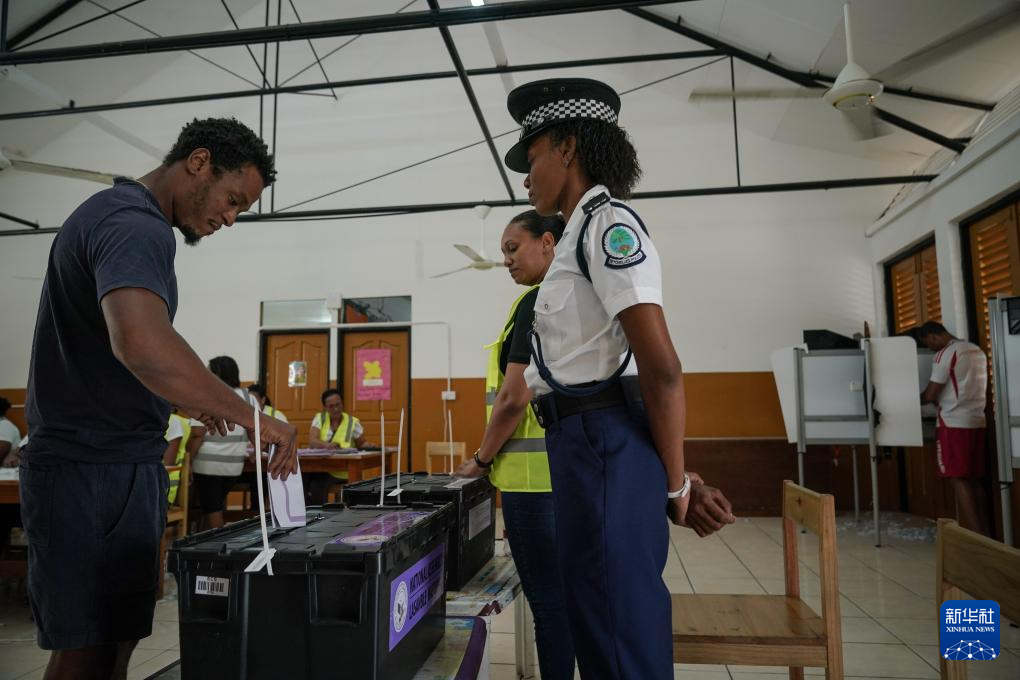 9月25日，選民在塞舌爾首都維多利亞的一處投票站投票。新華社記者 韓旭 攝