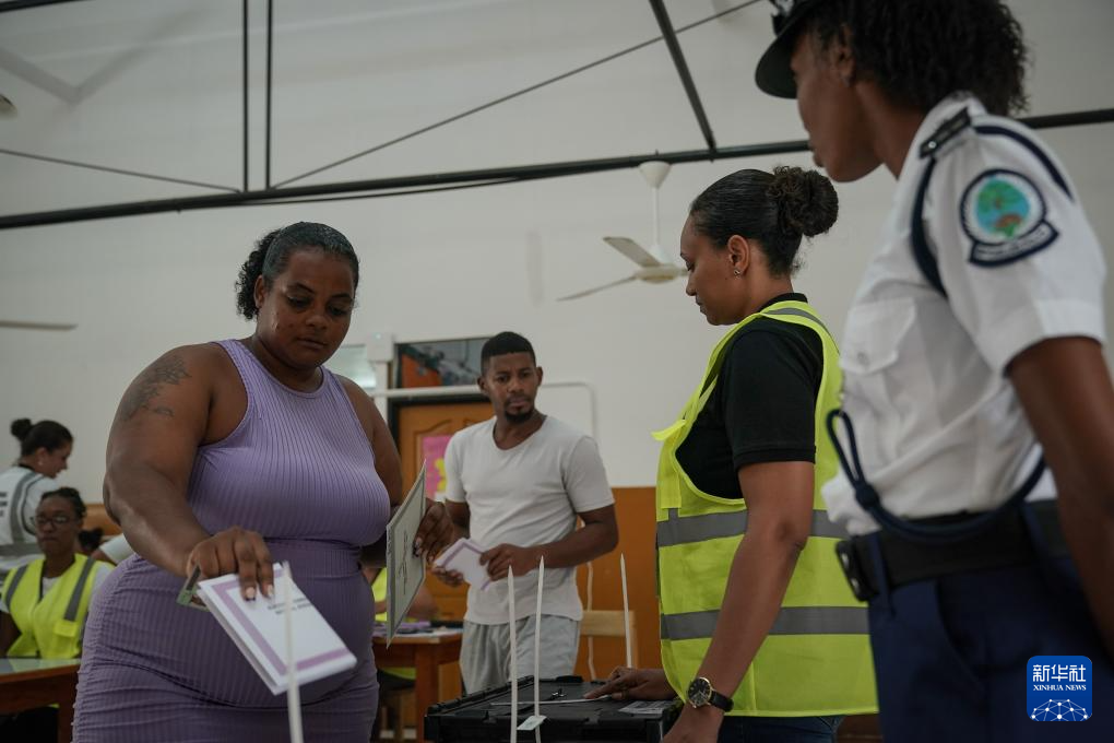 9月25日,選民在塞舌爾首都維多利亞的一處投票站投票。新華社記者 韓旭 攝