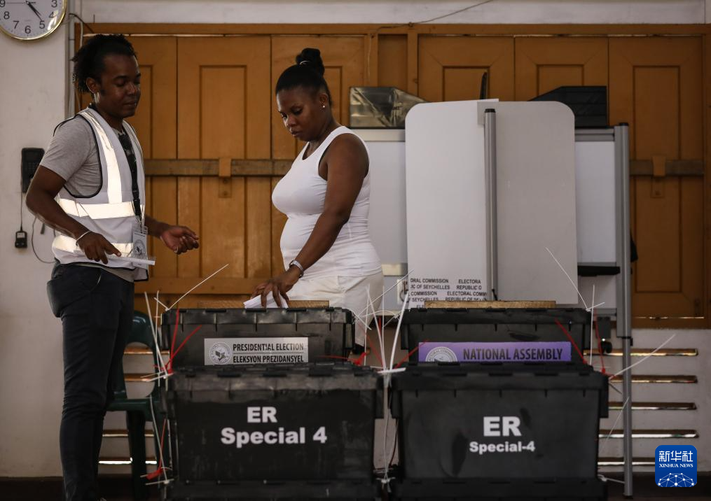 9月25日，選民在塞舌爾首都維多利亞的一處投票站投票。新華社記者 韓旭 攝