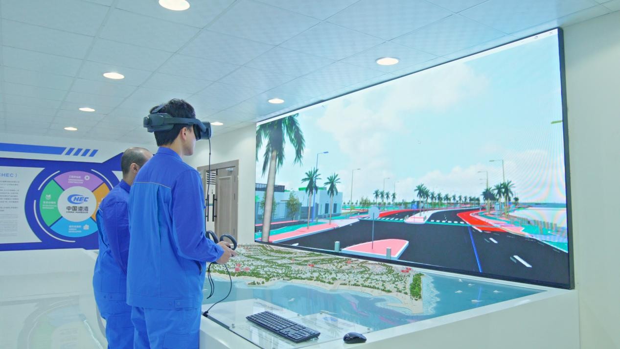 工作人員通過VR設(shè)備在BIM模型中進(jìn)行沉浸式漫游。中交四航局供圖