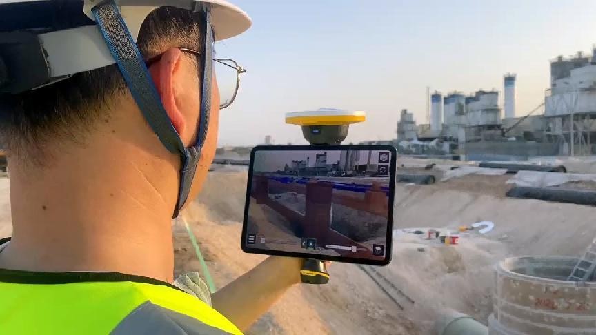 工作人員使用AR設(shè)備查看“孿生”工地。陳暉攝