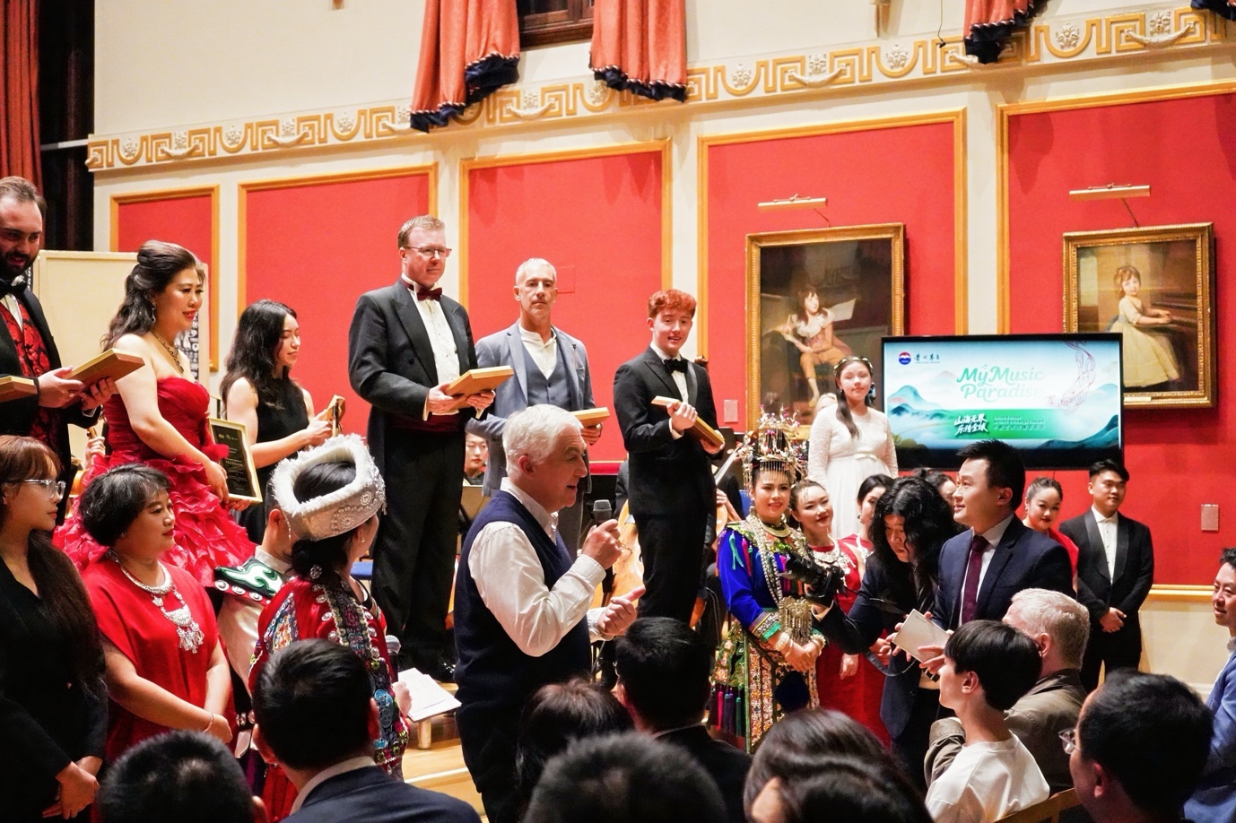 英中商業(yè)發(fā)展中心主席約翰·麥克利恩發(fā)表感言。劉飏攝