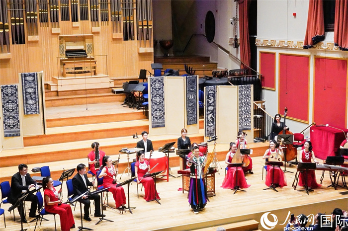 貴州文演集團的精彩演出贏得觀眾陣陣掌聲。楊浩鵬攝