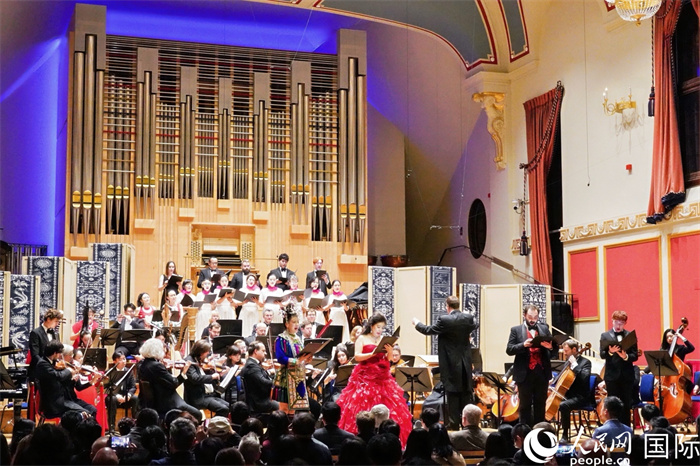 倫敦尤利西斯樂團攜手貴州文演首次呈現(xiàn)采風(fēng)原創(chuàng)曲目《貴州回憶》。楊浩鵬攝