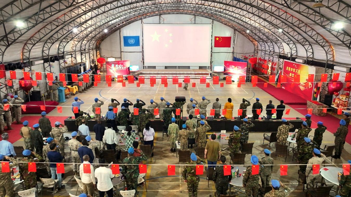 當?shù)貢r間10月1日，聯(lián)合國“和平勛章”授勛儀式在阿卜耶伊超級營地舉行。王景明 攝