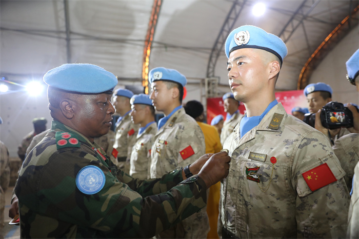 聯(lián)阿安全部隊為中國維和官兵授勛。秦英章 攝