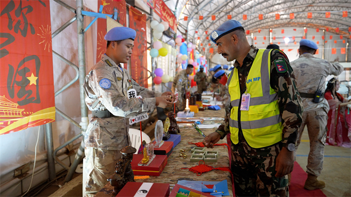 中國維和官兵向外軍介紹中國文化。陸振寶 攝
