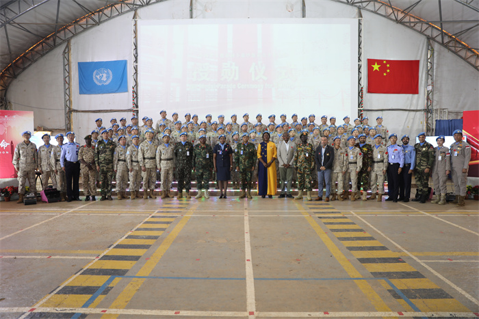 當?shù)貢r間10月1日，聯(lián)合國“和平勛章”授勛儀式在阿卜耶伊超級營地舉行。圖為與會人員合影。秦英章 攝