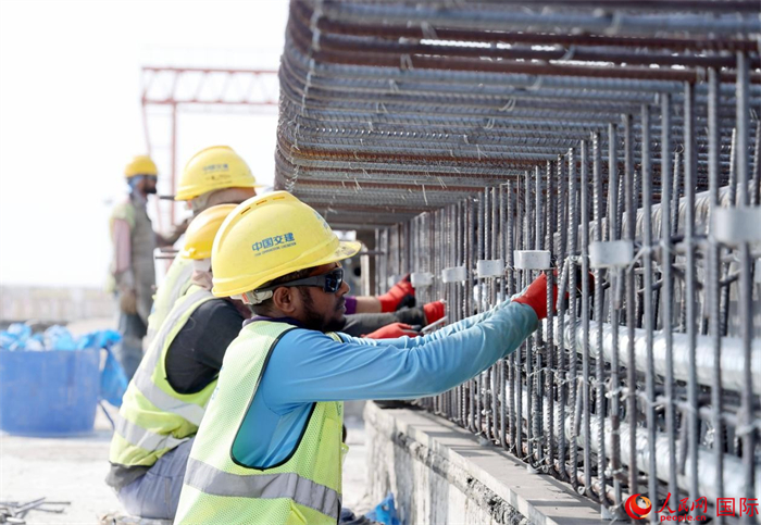 工人在捆扎預(yù)制梁鋼筋。人民網(wǎng)記者 管克江攝