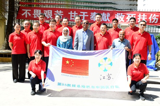 桑給巴爾衛(wèi)生部官員與醫(yī)療隊合影。中國第35批援桑給巴爾醫(yī)療隊供圖