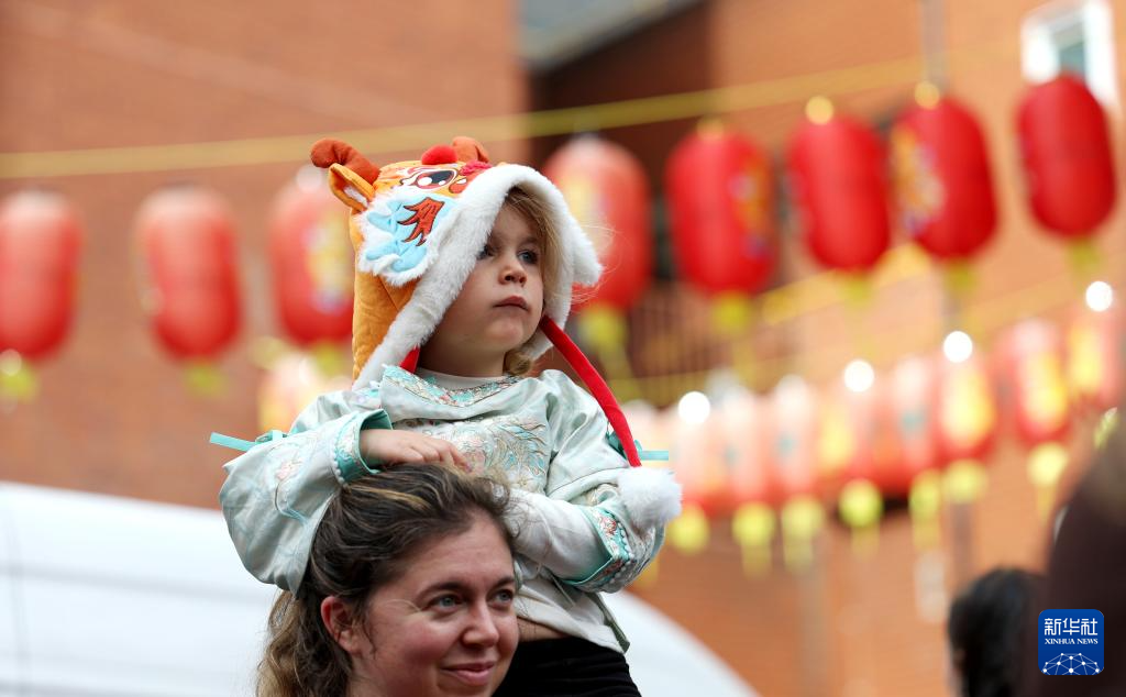 10月5日，人們在英國倫敦中國城觀看中秋節(jié)慶?；顒?。新華社記者 李穎 攝