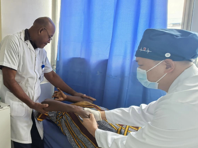 梁醫(yī)生正在為患者進(jìn)行中醫(yī)手法復(fù)位。中國(guó)援赤幾醫(yī)療隊(duì)供圖
