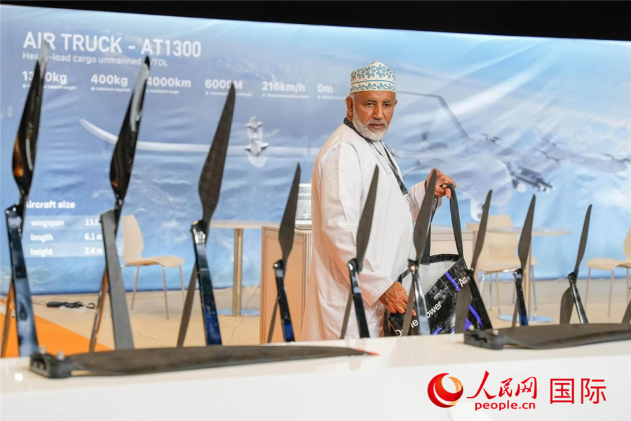 一名觀眾走過(guò)無(wú)人機(jī)旋翼展臺(tái)。人民網(wǎng) 塔里克·易卜拉欣攝