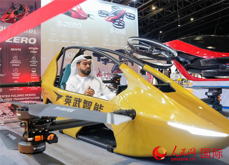 一名觀眾試駕無人機。人民網(wǎng) 塔里克·易卜拉欣攝