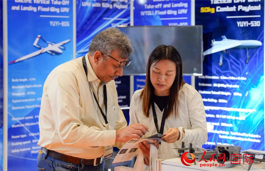 展商與觀眾討論交流。人民網(wǎng) 塔里克·易卜拉欣攝