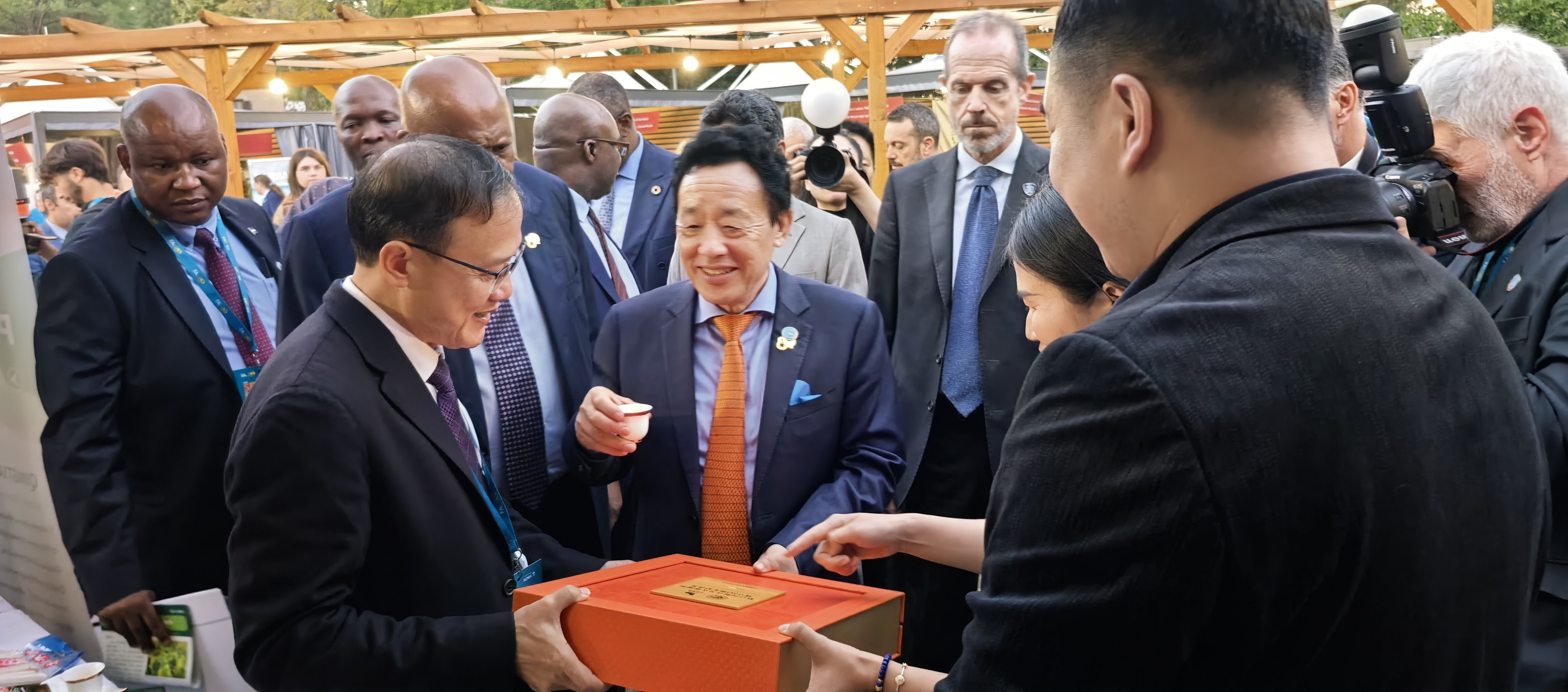 聯(lián)合國糧農(nóng)組織總干事屈冬玉造訪中國展臺并品嘗安溪鐵觀音。 主辦方供圖