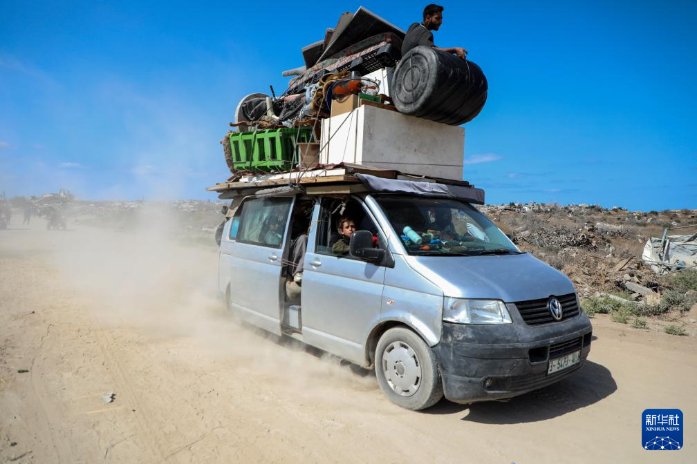 10月11日，加沙地帶南部的巴勒斯坦人經(jīng)由以軍指定通道薩拉赫丁公路返回北方。新華社發(fā)（里澤克·阿卜杜勒賈瓦德 攝）