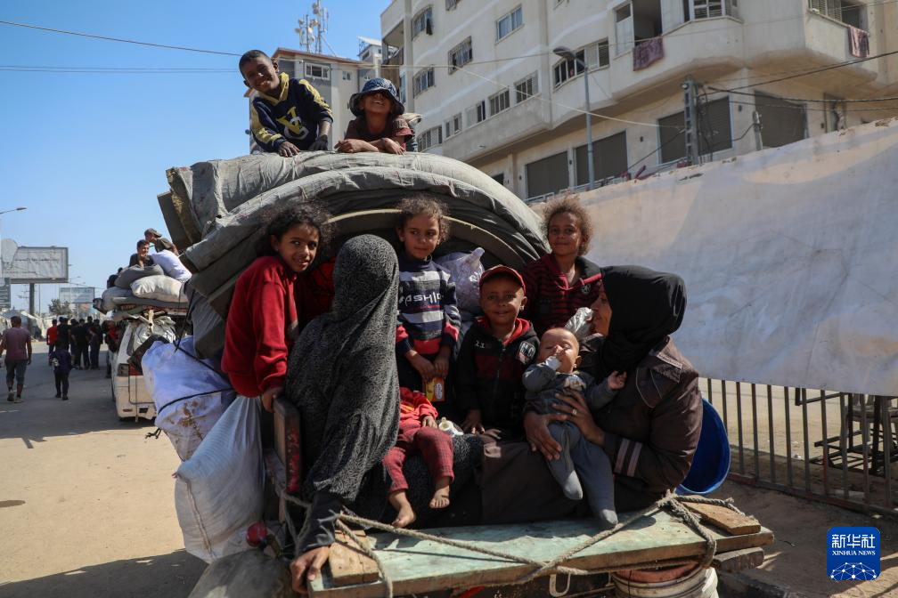 10月11日，加沙地帶南部的巴勒斯坦人經(jīng)由以軍指定通道薩拉赫丁公路返回北方。新華社發(fā)（里澤克·阿卜杜勒賈瓦德 攝）