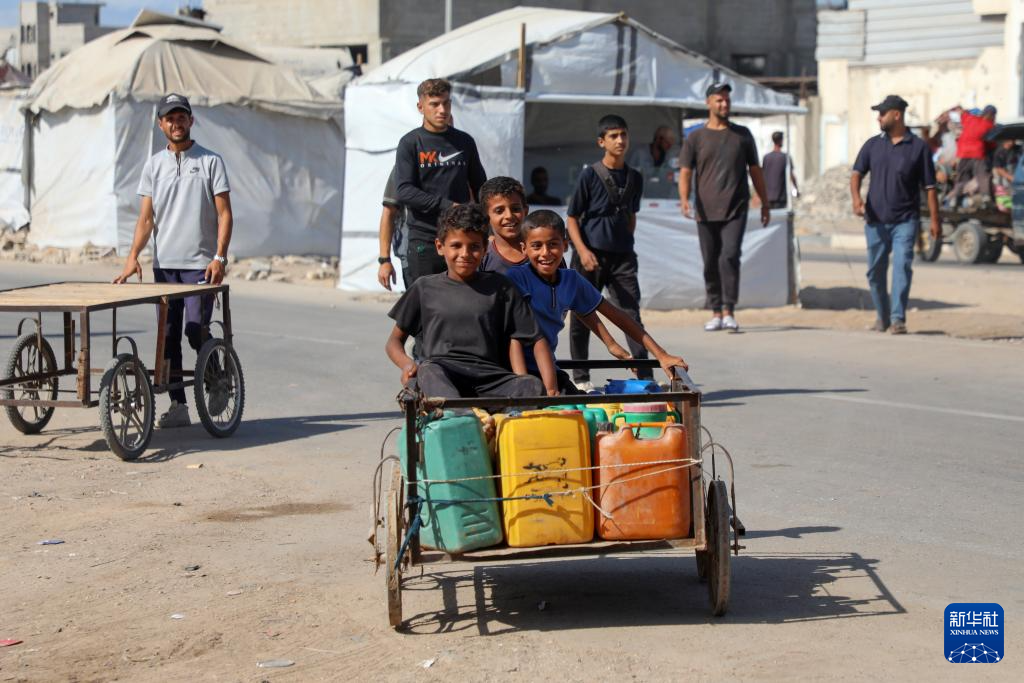 10月11日，加沙地帶南部的巴勒斯坦人經由以軍指定通道薩拉赫丁公路返回北方。新華社發(fā)（里澤克·阿卜杜勒賈瓦德 攝）
