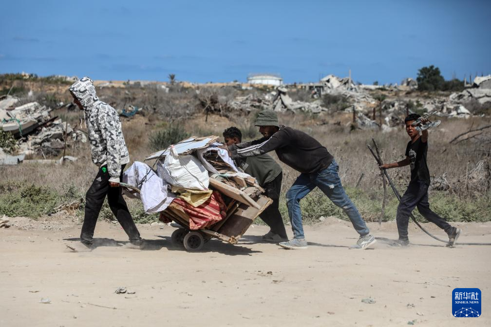 10月11日，加沙地帶南部的巴勒斯坦人經(jīng)由以軍指定通道薩拉赫丁公路返回北方。新華社發(fā)（里澤克·阿卜杜勒賈瓦德 攝）