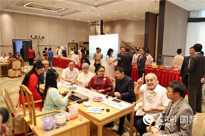 菲律賓外交部官員、其他國家駐菲使節(jié)、國際組織代表等出席茶文化交流活動。人民網(wǎng)記者 樊帆攝