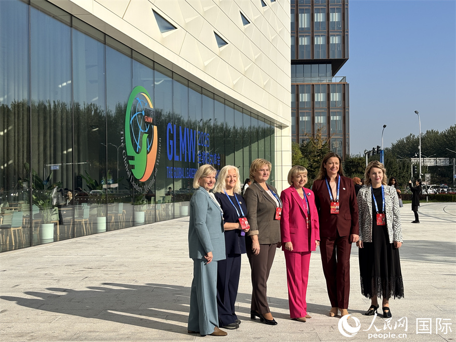 嘉賓在全球婦女峰會現(xiàn)場合影。人民網(wǎng)記者 宋美琪攝