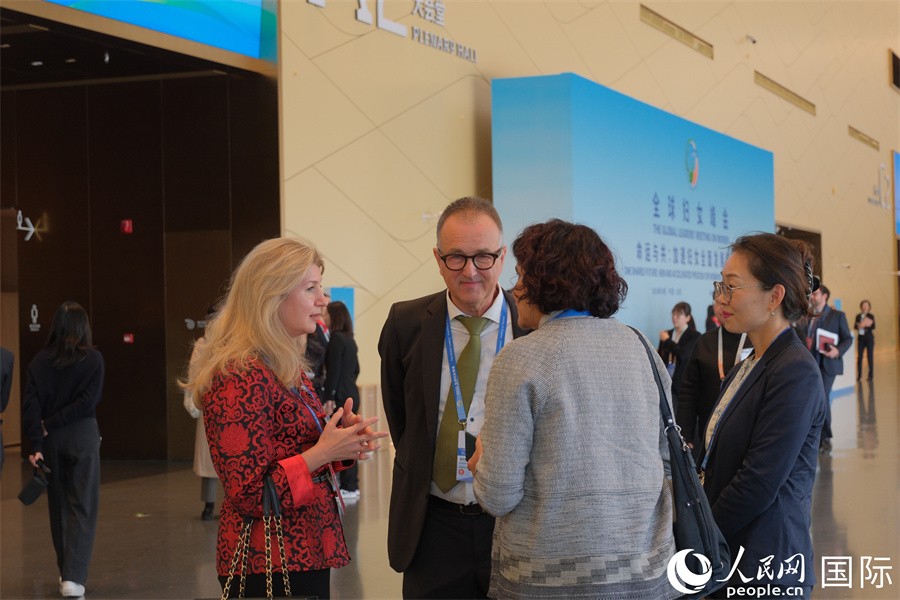 嘉賓在全球婦女峰會現(xiàn)場交流。人民網(wǎng)記者 宋美琪攝