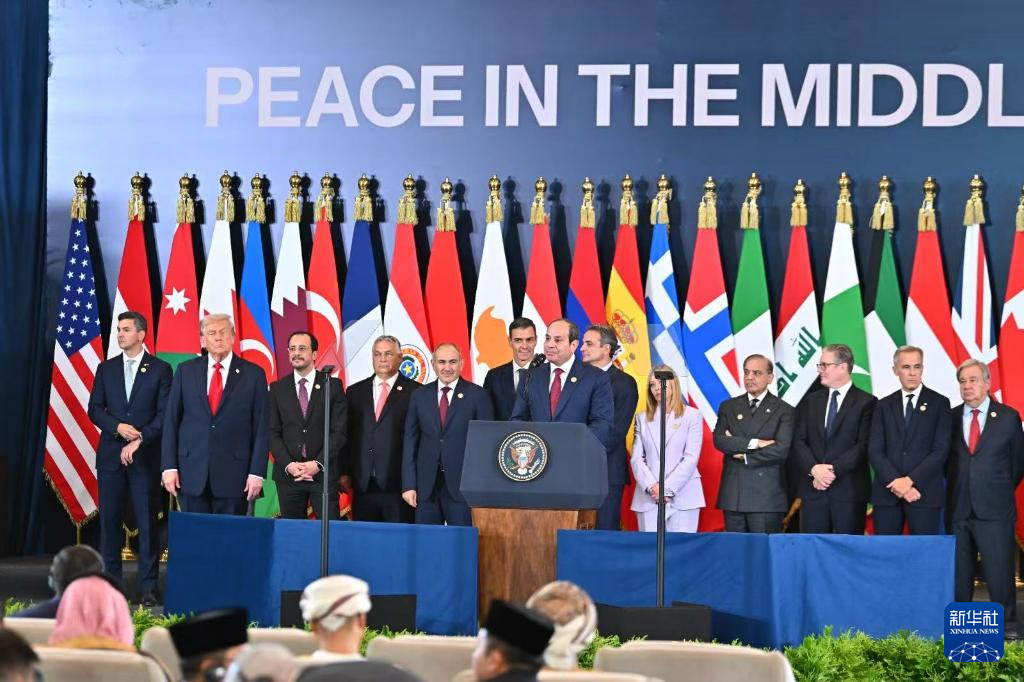 10月13日，在埃及沙姆沙伊赫，埃及總統(tǒng)塞西在峰會(huì)上致辭。新華社發(fā)（埃及總統(tǒng)府供圖）