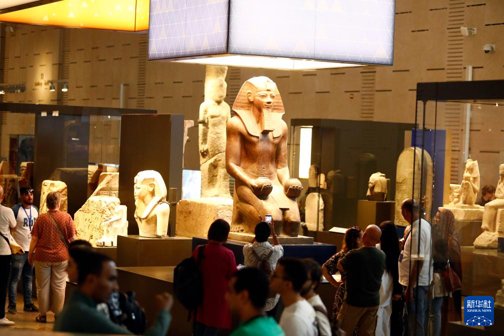 10月14日，游客在位于埃及吉薩省的大埃及博物館參觀。新華社發(fā)（艾哈邁德·戈馬攝）