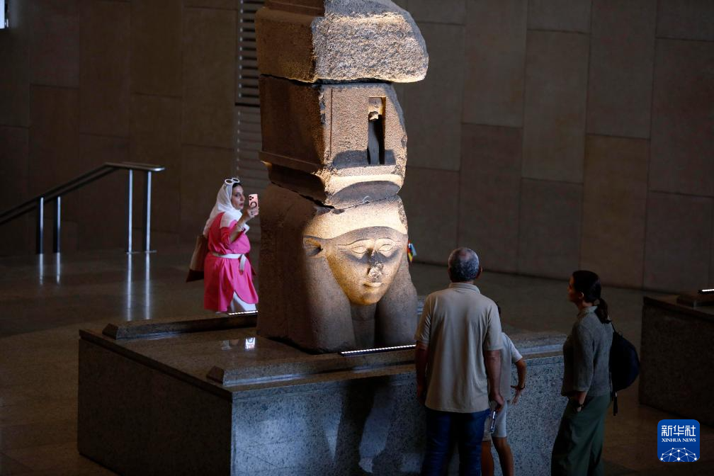 10月14日，游客在位于埃及吉薩省的大埃及博物館參觀。新華社發(fā)（艾哈邁德·戈馬攝）