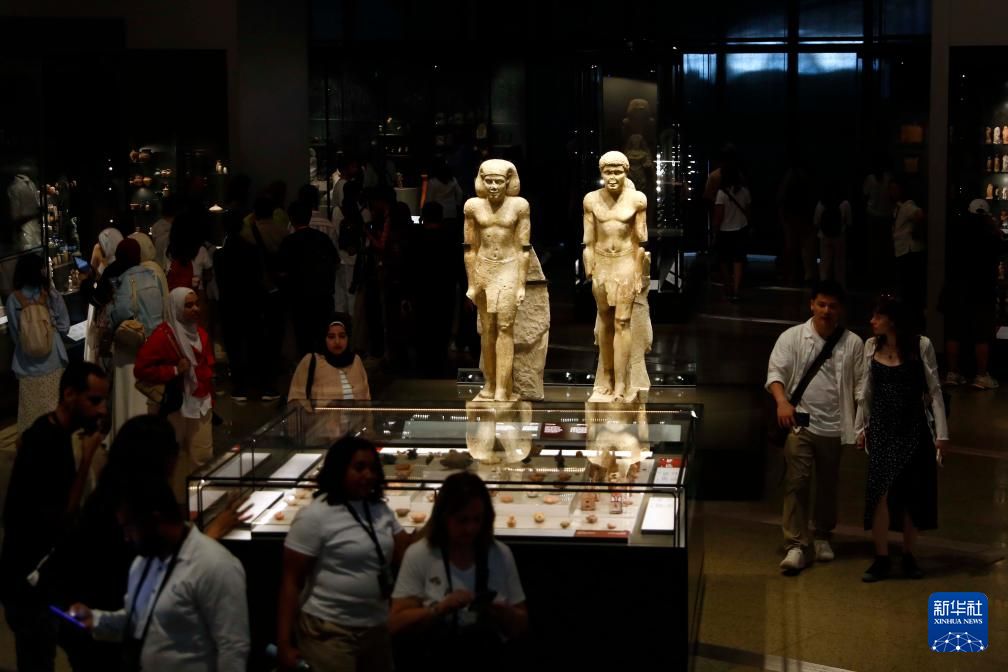 10月14日，游客在位于埃及吉薩省的大埃及博物館參觀。新華社發(fā)（艾哈邁德·戈馬攝）