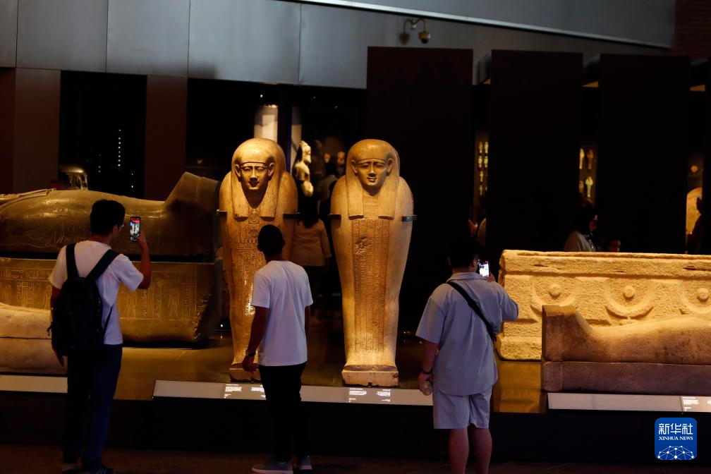 10月14日，游客在位于埃及吉薩省的大埃及博物館參觀。新華社發(fā)（艾哈邁德·戈馬攝）