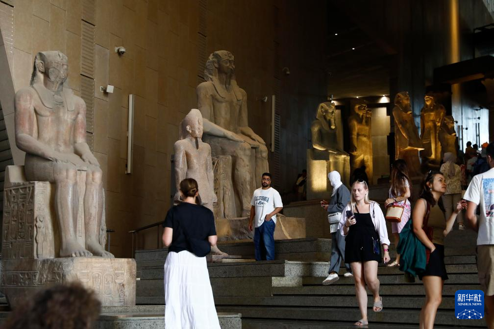 10月14日，游客在位于埃及吉薩省的大埃及博物館參觀。新華社發(fā)（艾哈邁德·戈馬攝）