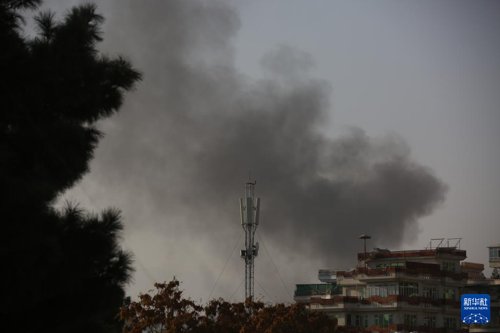 這是10月15日在阿富汗首都喀布爾拍攝的爆炸現(xiàn)場(chǎng)升起的濃煙。 新華社發(fā)（塞夫拉赫曼·薩菲攝）